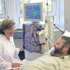 Leben mit der Dialyse: Durchschnittlich drei Mal pro Woche kommen die Patienten zur Blutwäsche ins KfH-Nierenzentrum, da ihre Niere durch Erkrankungen wie Diabetes zu geschädigt ist, um ihre Aufgaben zu erfüllen. Betreut werden sie hier unter anderem von Dr. Margit Brandl.