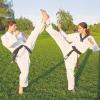 (dd)   Seit über 19 Jahren betreiben Kinder, Jugendliche und Erwachsene beim SC Zeilitzheim Taekwon-Do. Ab Dienstag, 5. Oktober, werden dort wieder Einsteigerkurse angeboten. Für Kinder ab Schulalter ist der Kurs dienstags und donnerstags, von 17.30 bis 18.15 Uhr. Jugendliche (ab 13 Jahren) und Erwachsene trainieren ebenfalls dienstags und donnerstags, ab 19.30 Uhr. Alle Trainingseinheiten leiten ausgebildete Trainer in der Zeilitzheimer Schulturnhalle. Trainiert wird barfuß, als Trainingsbekleidung sind anfangs lediglich eine Trainingshose und ein T-Shirt erforderlich. Die Probezeit beträgt vier Wochen und ist kostenfrei. Aus versicherungstechnischen Gründen ist bei Kursantritt nur die Unterzeichnung eines Haftungsausschlusses nötig. Informationen im Internet unter www.taekwondo-zeilitzheim.de; Voranmeldungen bei Heinz Herbert,  (0 93 81) 98 01, oder bei Wolfgang Kassner,  (0 93 81) 80 36 21.
