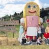 15. Gädheimer Bauernmarkt am 3. Oktober: Bereits jetzt wurde die große Strohpuppe am östlichen Ortseingang aufgestellt. Unser Bild zeigt (stehend von links) Sabine Sterlings, Jutta Dotzel, Daniela Kaiser, Klaus Sterlings, Birgit Burger (auf der Leiter) und Horst Jensch. Vorne (von links) sind Silvia Edenhofner, die Kinder Laura Kaiser, Luisa Dotzel, Theresa Alban und Aylin Edenhofner sowie Monika Alban zu sehen.
