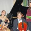 Musikalität auf höchstem Niveau bot das Klaviertrio Würzburg in Ostheim, (von links) Katharina Cording (Violine), Karla-Maria Cording (Piano) und Peer-Christoph Pulc (Violoncello). Autorin Cornelia Boese stellte dabei ihr neues Buch vor.