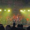 I Die Band Wildfeier bei ihrem Auftritt im Kosovo