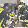 Hilfe für den Kameraden: Welchen Gefahren gerade Atemschutzträger im Ernstfall ausgesetzt sind, zeigte eine Übung der Feuerwehr Bad Königshofen. Michael Wolf hatte die Übung ausgearbeitet. Dabei ging es unter anderem darum, einen bewusstlosen Feuerwehrmann aus der Gefahrenzone zu bringen. Atemschutzträger, die als erste in ein verrauchtes oder brennendes Gebäude gehen, müssen besonders geschult sein. Sie sind hohen körperlichen und psychischen Belastungen ausgesetzt.HANNS FRIEDRICH