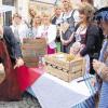 (rw)   Genau eine Stunde bevor in München OB Christian Ude den Hammer zum Bieranstich des 200. Oktoberfestes schwang, schlug Kitzingens Bürgermeister Klaus Christof auf dem Markplatz dreimal kräftig zu. Unter dem Beifall von rund 150 Zuschauern eröffnete er, gemeinsam mit Tourismus-Referentin Jutta Wallrapp und Hofrat Walter Vierether, das zweite Kitzinger „Rocktoberfest“. Das Fest hatte Angelo Grimaldi von der Piccolo Bar zusammen mit der Tourist-Info initiiert und organisiert. Geboten wurde ein Programm rund um Bier, Wein, gutem Essen und Musik. Fehlen durften dabei nicht die Weinhoheiten, die gespannt zuschauten, ob Christof nicht danebenhaut. Stimmung verbreitete die „Schweizer-Kitzinger Guggenmusik Äxgüsi“. Am Nachmittag steuerte Ute Zissel von „Jeans & Tracht“ in Zusammenarbeit mit der Fränkischen Volkstanzgruppe mit einer Modenschau alter und neuer Trachten zum Erfolg bei und am Abend ließen es die Jungs der Oldie-Band Albatros samt Special-Guests bis 21 Uhr auf dem Markt „rocktobern“.
