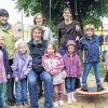 Der Kindergarten Hausen sucht Spender: (von links) Sina, Simon, Brigitte Konrad (Vorstandsmitglied St. Elisabethverein), Sisa, Gerhad Cäsar (Vize-Vorstand Trägerverein), Renate Wendel (Elternbeirat), Leonie, Emilly, Leiterin Petra Nöth, Sophie und Kiara brauchen dringend neue Spielgeräte für ihren Garten.