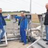 So funktioniert's: Bauingenieur Christian Gora (links) erklärt Bürgermeister Edgar Martin und Klärwärter Fred Wander die neue Helmstadter Kläranlage. Sie wird derzeit schrittweise in Betrieb genommen.