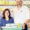 Medikamente für Afrika: Tanja Breitenbach nimmt zwei zwei Kisten voller Medikamente von Klaus Schweizer von der Apotheke am See für das Waisenhaus von Mama Sigasa in Südafrika entgegen.