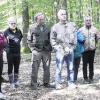 Stummer Zeuge: Auf den Spuren der Heimatgeschichte befanden sich rund 80 Teilnehmer bei der Kulturradtour "Perlen der Jossa". In der Gemarkung Obersinn stellte Horst Brand (rechts) den ältesten Wappengrenzstein im Spessart aus dem Jahr 1559 vor.