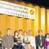 Bei der Freisprechungsfeier der Kreishandwerkerschaft: Kreishandwerksmeister Udo Wachter, Handwerkskammer-Vizepräsident Walter Heußlein, Innenstaatssekretär Gerhard Eck, die Innungsbesten, Landrat Harald Leitherer, stellvertretende Kreishandwerksmeisterin Margit Rosentritt und OB Sebastian Remelé.