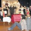 (ay)   Schwarzer britischer Humor zeichnet das Theaterstück „Bubblegum und Brillanten“ aus, das am Donnerstag, 30. September, um 19.30 Uhr im Theater-Raum des Balthasar-Neumann-Gymnasiums aufgeführt wird. Die britisch-spleenigen Personen in dieser rabenschwarzen, überdrehten Komödie werden von Schülern der 10. und 11. Jahrgangsstufe unter Leitung von Oberstudienrätin Tamara Kurz dargestellt.  Die Proben begannen schon im vergangenen Schuljahr und jetzt kommt das Stück nach weiteren Ferien- und Sonderproben auf die Bühne. Im Mittelpunkt steht Sir George, dessen drohende Insolvenz ihn tief in seiner Ehre trifft, sodass er ein standesgemäßes Ableben beschlossen hat. Da die Versicherung aber bei Selbstmord nicht zahlt, muss jemand her, der den Lord beseitigt. Dieser bezahlte Mörder aber will eine Gegenleistung, und so spielt bald ein in Aussicht gestellter Ring eine brillante Rolle. Das mit großem Engagement des Grundkurses Dramatisches Gestalten K 11 und Schülerinnen der 10. Klasse entstandene Stück wird für die BNG-Schüler aufgeführt und am Donnerstagabend für die Öffentlichkeit gezeigt. In der obigen Szene halten ein Gewohnheitsverbrecher nebst Gattin den Schlossherren Sir George, dessen Gattin sowie das gesamte Personal des Schlosses in Schach, dazu den Konkursverwalter, eine ebenso verarmte Verwandte nebst deren Mädchen sowie eine Versicherungsagentin. Und die Polizei hat hier gerade Bekanntschaft mit ihren eigenen Handschellen gemacht.