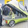 Optimismus beim Thema Elektroauto: Thomas Frenzel von der Smiles-AG in Aub mit dem „CityEL“.