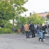 Rauchertreffpunkt: Die Garitzer klagen über Verunreinigungen des Bereichs vor der Berufsschule mit Kippen.