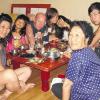 Familie Gehles beim Mittagstisch: von links Mama Bo Young Gehles, Nichte Seoyoung, Papa Reiner Gehles, Tochter Sharon, Nichte Seojin, Großmutter Bongcha und Sohn Michael.