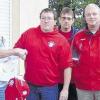 (hawo)   Markus Hildmann aus Oberweißenbrunn (Dritter von links) wurde kürzlich vom Vorsitzenden Bernd Friedrich (Zweiter von links) als 400. Mitglied beim FC-Bayern-Fanclub Saaletal begrüßt. Inzwischen ist die Zahl nach Angaben Friedrichs weiter angestiegen. Der Verein mit Sitz in Steinach, der 2002 von zwölf Männern gegründet worden war, hat aber noch einen weiteren Grund zum Feiern: Er wurde am vergangenen Samstag von der Paulaner Brauerei als 58. Mitglied in die sogenannte „Hall of Fan“ in der Münchner Arena aufgenommen. Die Saaletal-Fans sind jetzt auf einer Tafel in dem Stadion verewigt. Helfen konnten die Steinacher ihren Idolen bei dem Bundesliga-Heimspiel allerdings nicht. Die Bayern verloren die Partie gegen das Überraschungsteam aus Mainz mit 1:2. Mit der gleichen Leidenschaft, mit der die Saaletaler Fans den FC Bayern anfeuern, setzen sie sich für soziale Belange ein. Sie sammeln regelmäßig Spenden, unter anderem für ein Kinderheim in Salz oder für die Deutsche Knochenmarkspenderdatei. Die Aufnahme zeigt weitere Fanclub-Mitglieder.