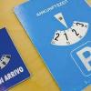 Zwei Parkscheiben: eine italienische (linksim Bild) und eine deutsche.