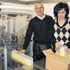 Schwören auf ihren Spitzwegerichsaft: Manfred und Elena Weber vor der Verpackungsmaschine in ihrer Firma in Marktsteinach.