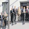 Sanierung abgeschlossen: Die Sanierung der AOK-Geschäftsstelle Lohr feierten (von links) die Architekten Heiko Steigerwald und Werner Altmann, Roland Lörner (stellvertretender AOK-Direktor), AOK-Direktor Horst Keller, Dieter Wagner vom AOK-Verwaltungsrat, Landrat Thomas Schiebel, Kunigunda Burkard (Personalratsvorsitzende), Gert Söhnlein (Vorsitzender des AOK-Beirates), Bürgermeister Ernst Prüße und Rudolf Pfeifroth (Leiter der Geschäftsstelle Lohr).