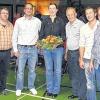 (vs)   In Versbach wurde ein Abend aus Kabarett, mit Federweißen und bayerischem Dialekt geboten. Die Tischtennisabteilung des Sportbund Versbach hatte die Kabarettistin Martina Schwarzmann aus Fürstenfeldbruck eingeladen, um mit ihrem hintergründigen Humor das Publikum zu begeistern. Diese mussten sich anfangs erst an den bayerischen Dialekt gewöhnen. Die Pleichachtalhalle war mit 500 Gästen an diesem Abend restlos ausverkauft. Nach dem Auftritt traf sich der Vorstand der Tischtennisabteilung des Sportbundes Versbach mit Martina Schwarzmann zum Gruppenbild:. (von links) Steffen Rehmisch, Frank Jeziorski, Martina Schwarzmann, Heiner Galm, Michael Treutlein und Hubert Uhl. Am 4. Dezember steht ein weiterer Kabarettabend der Versbacher an: Andreas Giebel bringt sein Programm „Im Sammelbecken der Leidenschaft“. Karten können bereits bei der Tourist Info im Falkenhaus, bei Heiner Galm,  (09 31) 38 63 oder an ttinfo@sb-versbach.de bestellt werden.