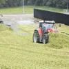Festgefahren: Traktoren mit Planierschild sorgen dafür, dass der Mais im Silo der Biogasanlage gleichmäßig verteilt und verdichtet wird.