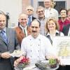 Seltene Auszeichnung: Den „goldenen Fisch“ überreichte (im Bild vorne von links) Wolfgang Silkenat an Horst und Ingeborg Wirth vom Rienecker Gasthaus zum Löwen. Bezirkstagspräsident Erwin Dotzel übergab die dazugehörige Urkunde.