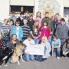 (si)   Die Klasse 7b der Mittelschule Bad Brückenau hat mit ihren Lehrern Christel Bauer und Frank Hauswald eine Spende von 170 Euro dem Tierheim Wannigsmühle in Münnerstadt überbracht. Erwirtschaftet wurde das Geld in einem Erdbeerprojekt vor den Sommerferien. Hierbei wurden verschiedene Erdbeerprodukte wie Erdbeerkuchen, Erdbeermarmelade und Milchshakes im Schulzentrum verkauft. Der Kreisomnibusbetrieb stellte einen Bus zur Verfügung, so dass die gesamte Klasse mit 22 Schülern zur Scheckübergabe ins Tierheim fahren konnte. Leiterin Ursula Boehm bedankte sich herzlich. Das Tierheim nehme jährlich über 1000 Tiere auf, da könne man jeden Euro gebrauchen. Auf dem Foto sind (von links) Busfahrer Walter Schmitt, Tierheimleiterin Ursula Boehm. Lehrerin Christel Bauer und Tierpflegekraft Stephanie Thiele mit den Schülern.