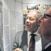 In Erinnerung an Willy Brandt: Walter Kolbow (links) und Hans Jochen-Vogel studieren die zahlreichen Tafeln der Ausstellung in der Neubaukirche.