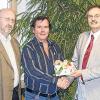 Seit 40 Jahren im Schuldienst: Hans Beck (Mitte), Lehrer an der Mittelschule Mellrichstadt, wurde vom Schulverbandsvorsitzenden Eberhard Streit (rechts) und Rektor Roland Hoch ausgezeichnet.