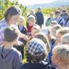 Im Weinberg: Winzerin Birgit Meusert (links) aus Fahr bereicherte die Führung für die Kommunionfamilien aus Lohr, Sackenbach und Rechtenbach mit praktischem Anschauungsmaterial.