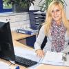 Kammersiegerin: Anna Schraut an ihrem Arbeitsplatz in der Finanzbuchhaltung der Dorfner Gruppe Würzburg.