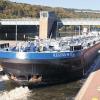 Einparkmanöver in der Lengfurter Schleuse: das neue Tankschiff „Regina W. II“ mit Heimathafen Marktheidenfeld.
