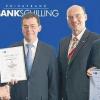 Betriebsjubiläum bei der Bank Schilling: Vorstand Hubert-Ralph Schmitt (von links) gratulierte Thomas Ulsamer, Vorstand Matthias Busch beglückwünschte Peter Simon.