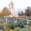 Friedhofsanierung: Besonders im alten Teil des Brender Friedhofs (hinter der Mauer) ist der Boden für die Verwesung kaum geeignet.