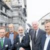 (bert)   Zahlreiche Gäste waren auf dem ehemaligen Grundstück der Stadtbau Würzburg zum Richtfest für das Neubau-Projekt „Drei Eichen“ eingeladen. In Zusammenarbeit mit der G+P GmbH in Würzburg entstehen neben dem bereits bestehenden Seniorenzentrum in zwei Gebäuden 28 Komfort-Eigentumswohnungen. Jede Wohnung ist barrierefrei erreichbar und bietet eine Gartenterrasse oder Balkon. Der erste Gebäudeabschnitt ist im April 2011 bezugsfertig. Weitere Informationen und ein Architekturmodell gibt es Im Infocenter Lilienweg 5 in Rottenbauer freitags von 15 bis 16 Uhr, Ansprechpartner ist Andreas Kübler von Reinhart Immobilien Marketing  (01 71) 4 81 97 80. Im Bild (von links) Roland Reinhart (Reinhart Immobilien Marketing), die Architekten Ernst-Jürgen Stang und Rainer Waldbröl, Horst Laugwitz (ehemals Stadtbau) und Diplomingenieur Reinhold Walz (Fa. Riepl)