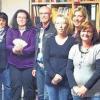 (cr)   Erstmals wählten die Eltern der Knetzgauer Schule nach Gründung der Mittelschule Haßfurt-Knetzgau-Theres, Vertreter für mehrere Elternvertretungen. Vertreter im Elternbeirat der Grundschule Knetzgau sind Gerlinde Hauck (Vorsitzende), Martina Geuß (zweite Vorsitzende), Petra Hartwig (Schatzmeisterin), Corinna Krug (Schriftführerin) sowie die Beisitzer Bettina Zimmermann, Anja Partosch und Ivonne Hagerman. Im Elternbeirat der Mittelschule sind Marlene Langer und Sonja Funk (beide Vorsitzende) sowie Rosa Neto, Kerstin Vangelista und Birgit Schmidtke als Beisitzer. Dem Gesamtelternbeirat gehören jeweils Vertreter aus beiden Beiräten an. Die Gemeinde überreichte ein Startkapital für die Beirats- und Schülerarbeit. Aus Erlösen des Flohmarkts im Rahmen des Knetzgauer Familien- und Erlebnissommers haben die Marktbetreiber, die Familie Laschinger aus Bischberg, 500 Euro gespendet. Im Bild (von links) Gerlinde Hauck, Martina Geuß, Kerstin Vangelista, Bettina Zimmermann, Petra Hartwig, Marco Depner, Sonja Funk, Corinna Krug, Marlene Langer und Birgit Schmidtke.