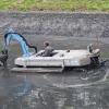 Aufwühlender Job: Eckhard Funck quirlt den Schlamm im Becken der Kläranlage Neubrunn mit seinem Amphibienfahrzeug auf, um ihn dann abzusaugen.