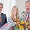 Die 22 000. Studierende an der Uni Würzburg heißt Eva Beckmann und kommt aus Bad Neustadt. Uni-Vizepräsident Wolfgang Riedel (rechts) hieß sie jetzt an der Universität willkommen. Eva Beckmann hat sich für den Zwei-Fächer-Bachelor Europäische Ethnologie/Volkskunde und Spanisch eingeschrieben. Viel Erfolg im Studium wünschte ihr auch Bernd-Stefan Vorderobermeier, Leiter der Abteilung Studium und Lehre.