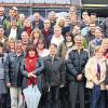 (fe)   Wiedersehen macht Freude: Am vergangenen Samstag trafen sich zum dritten Mal ehemalige Schülerinnen und Schüler vom Entlassjahrgang 1980 in der ehemaligen Hauptschule in Mellrichstadt. Von den damaligen 90 Schülern aus drei Klassen sind 45 nach Mellrichstadt zum Treffen gekommen. Die Meisten haben im Landkreis „Wurzeln geschlagen“. Nur wenige von ihnen sind nach Hamburg, Köln oder Berlin „ausgewandert“. Die Lehrer Elmar Seidenzahl und Max Stiller waren ebenfalls bei dem Wiedersehens-Treff dabei. Bei einem Rundgang durch die Schule stellten die Ehemaligen fest, dass sich hier vieles verändert hat. Und nicht nur räumlich, inzwischen ist aus der Hauptschule die Mittelschule Mellrichstadt geworden. Anschließend ging es zum Feiern in die Dorfschänke nach Stockheim. Turnusgemäß steht in zehn Jahren das nächste Klassentreffen auf dem Programm.