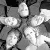 (gi)   Das Kulturamt lädt am Freitag, 22. Oktober, ab 20 Uhr, zu einem Konzert in den Gewölbekeller der Stadthalle in Haßfurt ein, bei dem die Fans von groovigen Rocknummern und handgemachter Musik auf ihre Kosten kommen. „Beauty & the Beat“ ist eine neue Formation aus Bayreuth, aber zwei der Musiker sind in Haßfurt bekannt: Tastenmann Joe Greiner und Gitarrist und Sänger Andy Hübner begeisterten schon mit der Bayreuther Formation „Huebnose“ das Publikum. Sängerin bei „Beauty & the Beat“ ist Christine Mettner. Zu hören sein werden unter anderem Rocksongs wie „Hot Legs“ oder „Nothing compares 2 U“. Der Eintritt kostet sechs Euro im Vorverkauf. Karten gibt's im Kulturamt und unter  (0 95 21) 17 14.