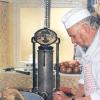 Samstag ist Schlachttag: Hausmetzger Edgar Landgraf schneidet das Fleisch in Stücke.