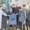 Gedenkstein für Gisela Garms: Mit dabei (von links) OB Sebastian Remelé, Martin Garms, Karin Schaffner, Klaus Garms, Hanno Garms, Künstlerin Anne Hess-Willner, Alt-OB Kurt Petzold und Werner Bonengel.