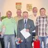 Würdigung der Arbeit: Beim Ehrenabend in Sandberg wurden Wehrleute für 25- und 40 Jahre währenden Dienst ausgezeichnet. Das Foto zeigt (von links) Kreisbrandrat Peter Bulheller, Edgar Keßler, Dietmar Schäfer, Walter Söder, Rainer Arnold, Siegbert Härterich. Dieter Holzheimer, Andreas Walch, KBI Stefan Schmöger, Bürgermeister Detlef Beinhauer und Landrat Thomas Habermann.