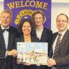 Für soziale Kinder-Projekte: Den Lions-Adventskalender präsentieren (von links) Hans-Joachim Grassmann (Lions Würzburg-West), Annette Schlichting und Dunja Wetzel (Lions Löwenbrücke) und Kristian Würzler (Würzburg-West).