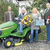 Rasentraktor: Anton Wendel freut sich über den Hauptgewinn. Von links: Karl-Heinz Neuner, Regionalbeauftragter der Firma K+S Kali GmbH, Anton und Rita Wendel und Notker Wolf von der BayWa AG.