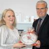 (new)   „Harmonie der Sinne“ nennt Heike Pochert ihr Kosmetikstudio, das sie in der Nürnberger Straße 9 eröffnet hat. Neben Kosmetik, Wimpernverlängerung und Nagelbehandlung bietet die erfahrene Kosmetikerin viel Entspannendes im Wellness-Bereich an, beispielsweise Klangschalenmassagen, chinesische Schröpfmassagen oder indianische Ohrkerzen-Behandlungen. In Anspruch nehmen kann man auch mehrstündige Wellness-Pakete. Stets geht es Heike Pochert um den ganzen Menschen, der bei ihr auch Erholung für seine Seele finden soll. Klapp-Kosmetik gehört zu ihren bevorzugten Produkten. Als Einzige im Landkreis Rhön-Grabfeld nimmt sie Enthaarung mit Zuckerpaste vor. Terminvereinbarungen kann man unter  (0 97 71) 9 87 80, mobil (01 60) 4 39 13 31, treffen. An einem Abend in der Woche besteht die Möglichkeit sich bis 22 Uhr behandeln zu lassen, einmal im Monat auch am Wochenende. Zur Eröffnung gratulierte auch Bürgermeister Bruno Altrichter im Namen der Stadt.