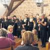 Musikalischer Weinherbst: Der gemischte Chor Remlingen mit seiner Dirigentin Cindy Rinck (erste Reihe links) in der voll besetzten Remlinger Pfarrscheune.