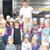(agä)   Die Vorschulkinder der beiden Zellinger Kindergärten St. Georg und St. Sebastian besuchten in ihrem Erntedankprojekt die Backstube von Berthold Jäger in Zellingen. Nach der theoretischen Einweisung über die Aufgaben der Bäcker lernten die Kinder Mehlsorten und Gewürze kennen. Dann formten die Kinder aus dem selbst hergestellten Teig Brezeln, Schnecken, Brötchen und viele andere leckere Sachen. Vor dem Backen wurden die selbst geformten Teilchen noch in Mohn und Sesam gewälzt. Ein besonderer Höhepunkt war die Herstellung einer Riesenbrezel. Aus einem Teigstück rollte Jäger zusammen mit den Kindern eine lange Schlange, bevor die Riesenbrezel geformt wurde. Zum Schluss stärkten sich die Besucher mit Hörnchen, Schokocroissants, Quark- und Kirschtaschen, die Jäger gebacken hatte, und probierten zuckerfreie Schokolade.