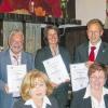 Arbeiten seit 25 Jahren bei der VR Bank: Vorstandsvorsitzender Hans Beudert (von links) gratulierte Heinz Schönstein, Kerstin Markard und Stefan Rieger, Vorstand Rainer Geis beglückwünschte (vorne von links) Helga Maurer und Elisabeth Kleinhenz.