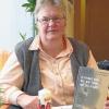 Hilft Frauen in Not: Renate Hofmann arbeitet in Bad Kissingen für den Verein Solwodi, der von Schwester Lea Ackermann gegründet wurde. Von ihr stammt das Buch, das Hofmann in der Hand hält.
