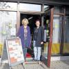Umzug: Bis Dezember ist die Röthleiner Gemeindebibliothek in der Grundschule zu finden. Im Bild Angelika Götz (links) und Alexis Lender vor der Ausweichbibliothek.