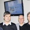 Die Macher des „Digitalen Schwarzen Bretts: (von links) Niklas Müller und Stephen Johannes, Wolf-Dieter Möller, Michael Kühnert, und FOS/BOS-Schulleiter Peter Klör.