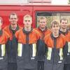 (hn)   Die letzte Leistungsprüfung des Jahres legte eine Gruppe der Feuerwehr Weyersfeld am Wochenende mit fehlerfreiem Ergebnis ab. Stolz zeigten sich die Absolventen, die Kommandanten Hilmar und Klaus Fella, Ausbilder Christian Hofmann und Zweiter Bürgermeister Bernhard Mennig. Mennig, Kommandant der Wehr Karsbach, lobte die disziplinierte Leistung sowie die gute Vorbereitung auf die Prüfung. Mit der jüngsten Abnahme hat die Feuerwehr Weyersfeld zum 55. Mal eine Gruppe zu einer Leistungsprüfung vorgestellt. Neben sieben „Routiniers“, die die Stufe Gold ablegten, war es für zwei Feuerwehrmänner die erste Leistungsprüfung. Als Schiedsrichter fungierten Kreisbrandinspektor Herbert Hausmann, Kreisbrandmeister Walter Beyfuß und Werner Weigand. Mit der Löschgruppe aus Weyersfeld haben sich im Inspektionsbereich Gemünden in diesem Jahr 63 Feuerwehrleute einer Leistungsprüfung gestellt. Zusätzlich erwarben 15 Jugendliche das Bayerische Jugendleistungsabzeichen und zehn Feuerwehranwärter stellten sich der Jugendflamme Stufe 2. Die erfolgreiche Löschgruppe aus Weyersfeld: Markus Koch, Andreas Steinmetz, Kilian Heim, Bastian Blind, Florian Wagner, Sebastian Vogt und Philipp Heim (alle Stufe Gold) sowie Marco Fella und Sven Kotitschke (beide Bronze).